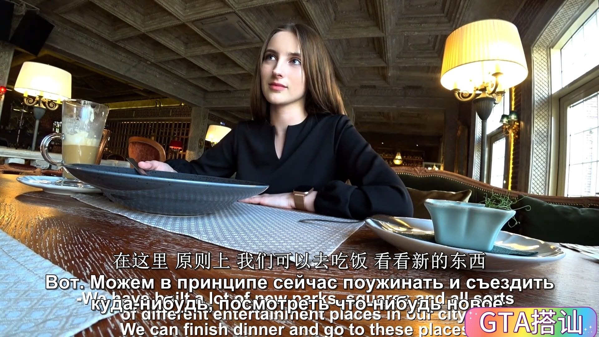 街头系列-棕色卷发的黑丝健身教练